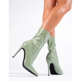 Stivaletti da donna con tacco alto realizzati in vernice verde 1