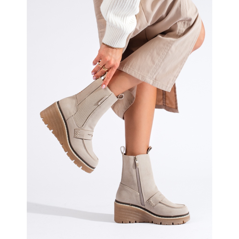 Goodin Stivaletti Chelsea in pelle scamosciata color crema con zeppe di Shelovet beige 1