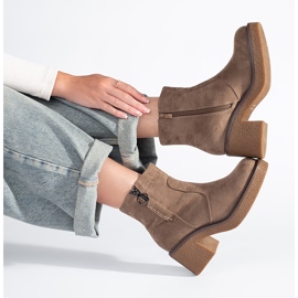 Stivaletti con tacco in camoscio beige di Sergio Leone 1