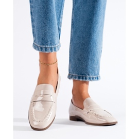 Mocassini da donna beige vernice di Shelovet 1