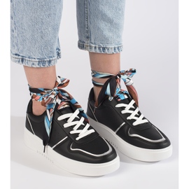 Sneakers da donna nere legate con un nastro nero 1