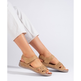 Sandali da donna marrone chiaro con zeppa bassa 1
