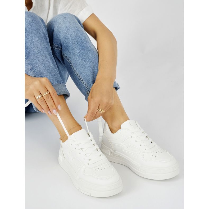 Sneakers bianche da donna sulla piattaforma bianca 1