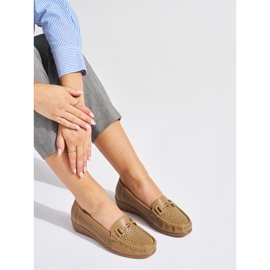 Mocassini traforati beige con zeppa bassa 2