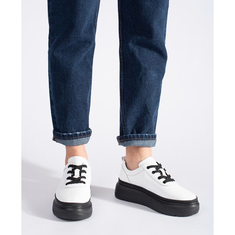 Scarpe bianche in pelle su una piattaforma nera bianco 2