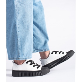 Sneakers basse bianche e nere realizzate in pelle naturale bianco 1