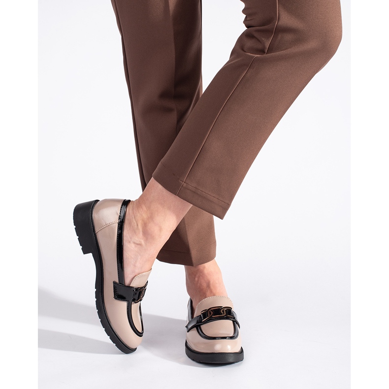 Mocassini da donna in vernice beige con fibbia 1