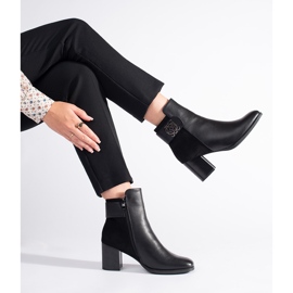 Stivaletti neri con tacco alto e cinturino decorativo nero 1