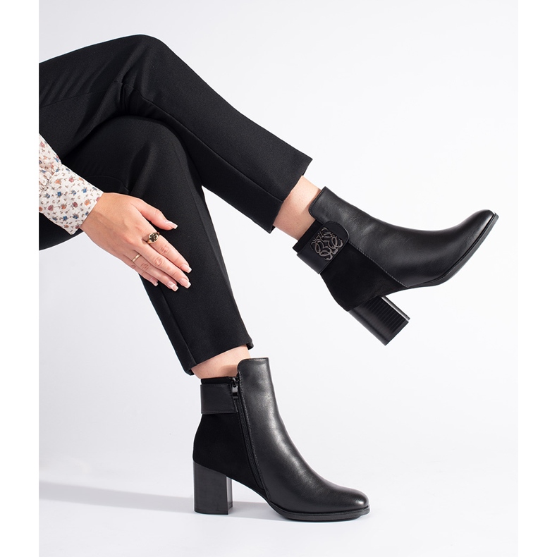 Stivaletti neri con tacco alto e cinturino decorativo nero 1