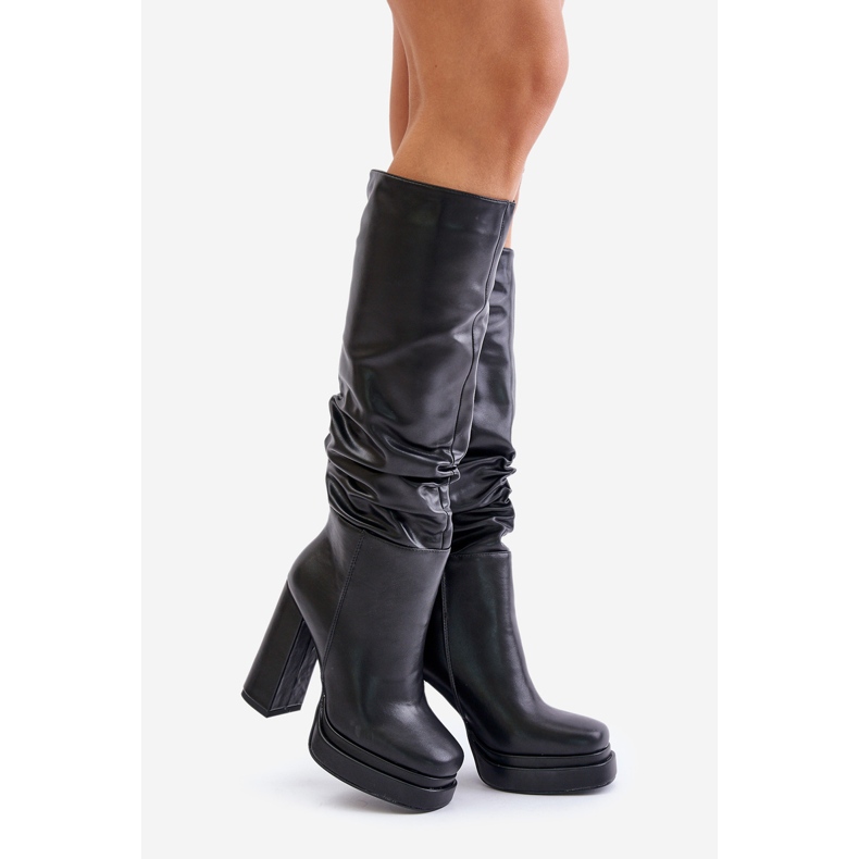 Stivali slip-on isolati Beridra neri su tacco alto e piattaforma con ruches nero 1