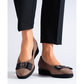 Décolleté in pelle scamosciata beige scuro con zeppa bassa di Shelovet 1