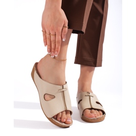 Comodi sandali beige con zeppa da donna 1