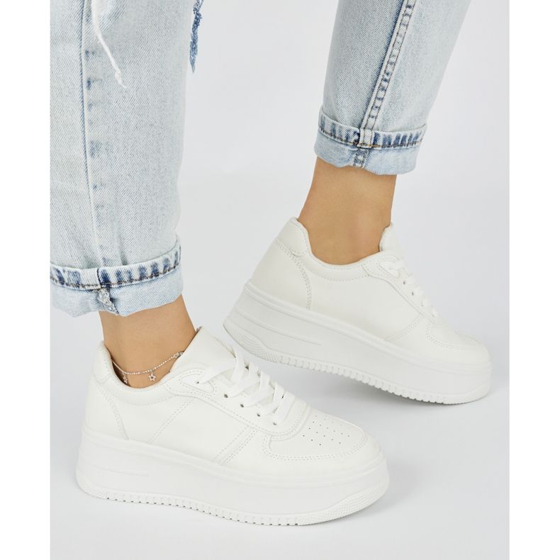 Scarpe sportive da donna bianche con plateau bianco 1
