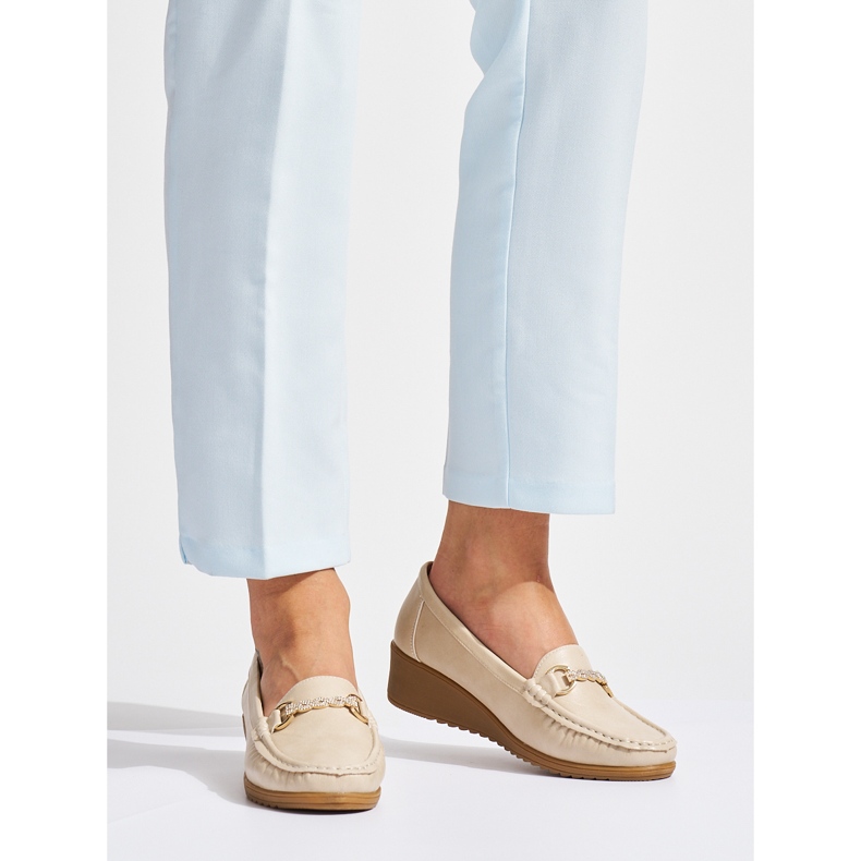 Mocassini zeppa da donna beige con decorazione oro 1
