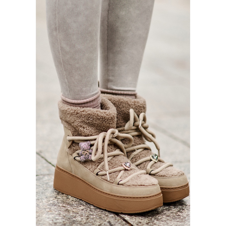 Stivali da neve in pelle di pecora marrone Almatiza da donna con spille e pelliccia beige 2