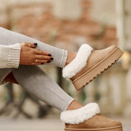 Doposci con tomaia bassa con pelliccia sul plateau Eco suede Camel Neathoria marrone 2