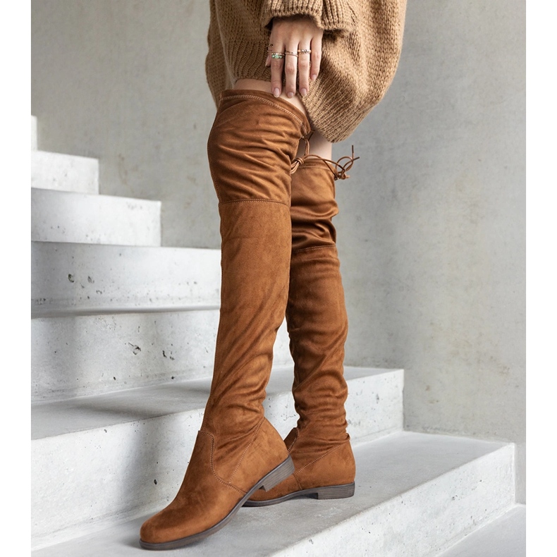 Stivali lunghi marroni con plateau realizzati in eco-suede Hallora marrone 1