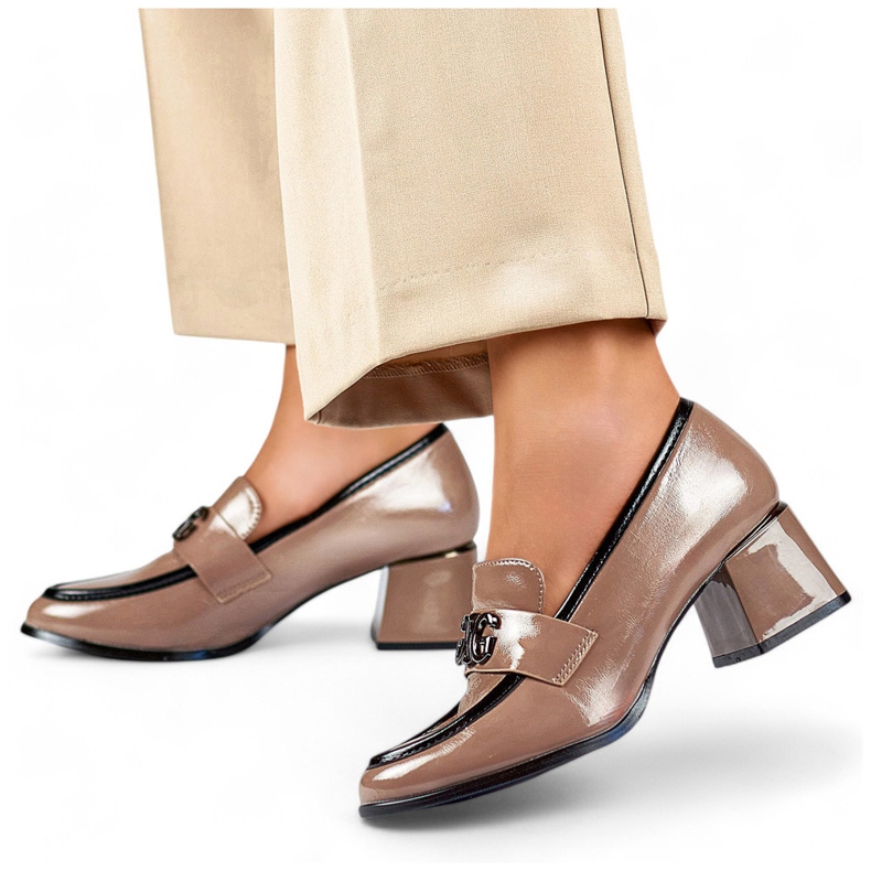 Scarpe basse in vernice beige, décolleté da donna con tacco alto 1