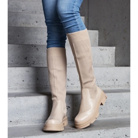 Stivali slip-on beige con tomaia flessibile su un'enorme suola Elthea 1