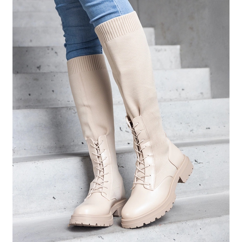Stivaletti slip-on beige con tomaia in materiale flessibile di Luana 1