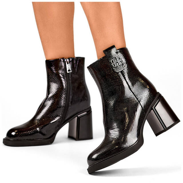 Stivaletti imbottiti da donna in pelle verniciata, neri 25-66670B nero 1