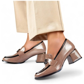 Scarpe basse in vernice beige, décolleté da donna con tacco alto 1