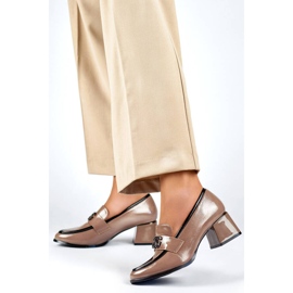 Scarpe basse in vernice beige, décolleté da donna con tacco alto 2