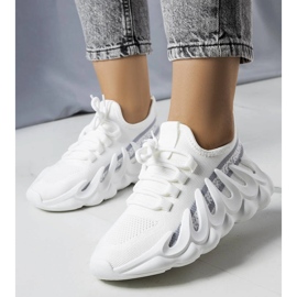 Sneakers bianche su una suola Beth alla moda bianca 1
