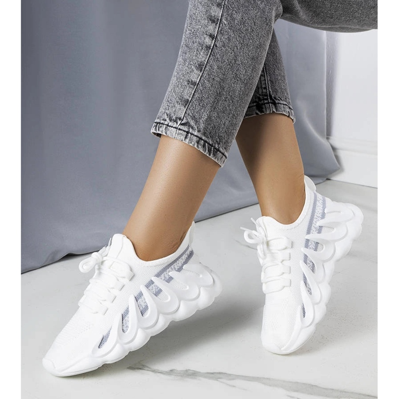 Sneakers bianche su una suola Beth alla moda bianca 2