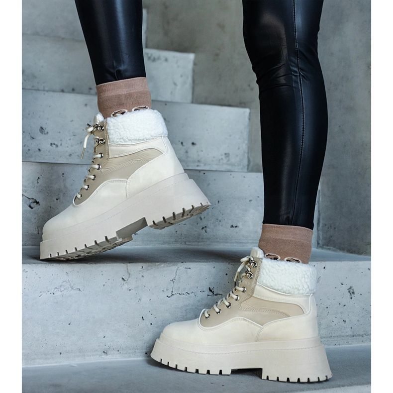 Sneakers beige con suola spessa e pelliccia di Best 1