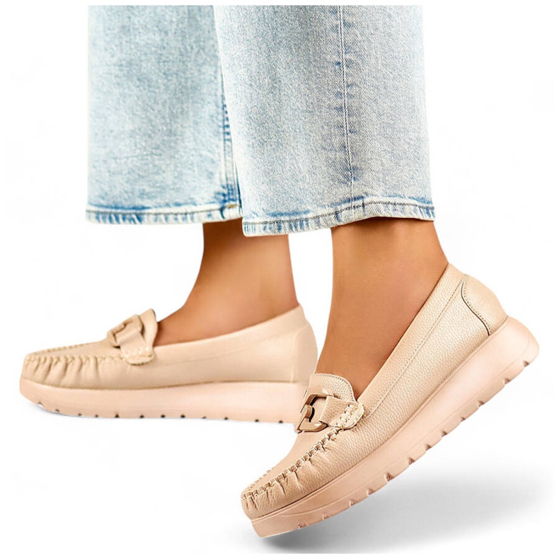 Mocassini da donna beige realizzati in ecopelle sul plateau, sottopiede in pelle 1