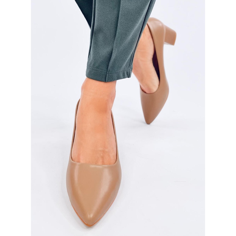 Décolleté artigianali con tacco basso color kaki beige 1