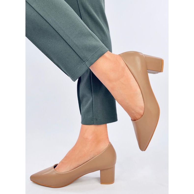 Décolleté artigianali con tacco basso color kaki beige 2