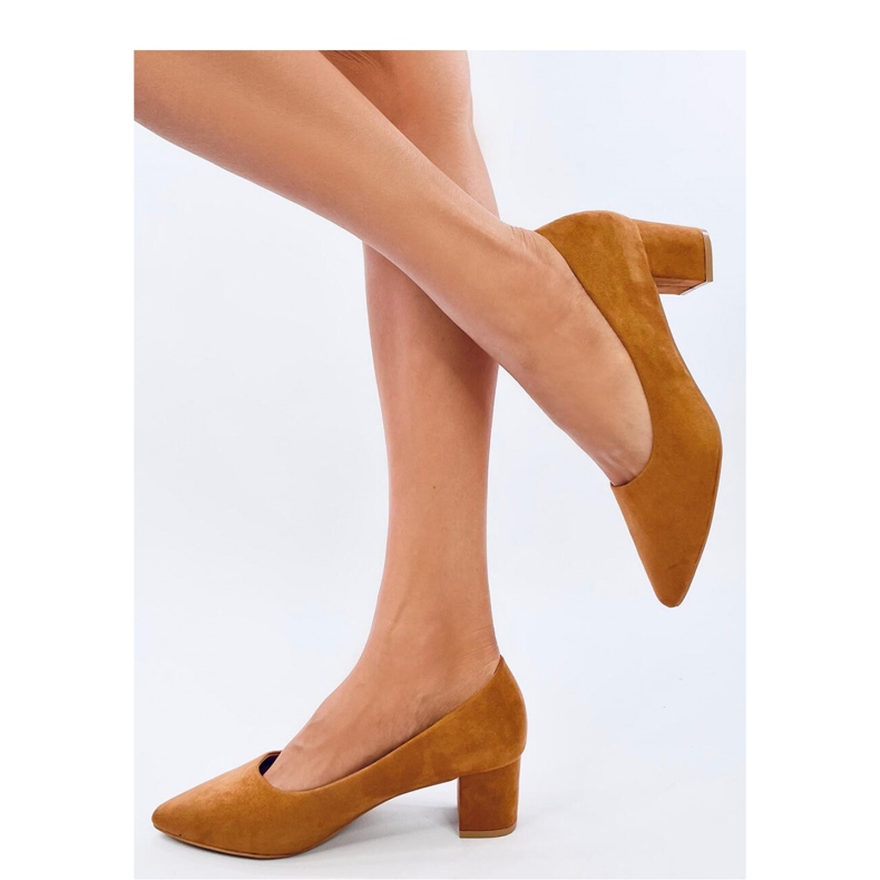 Décolleté cammello con tacco basso marrone 2