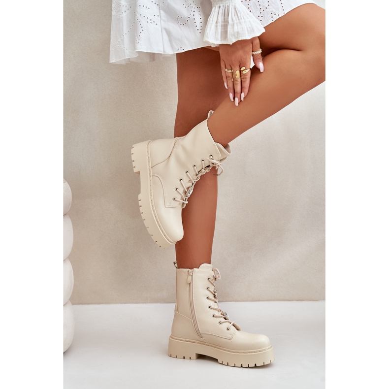 Stivali da donna isolati con spille beige 3