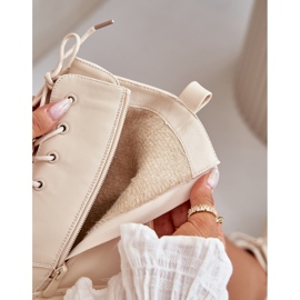 Stivali da donna isolati con spille beige 2