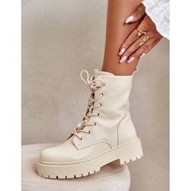 Stivali da donna isolati con spille beige 1