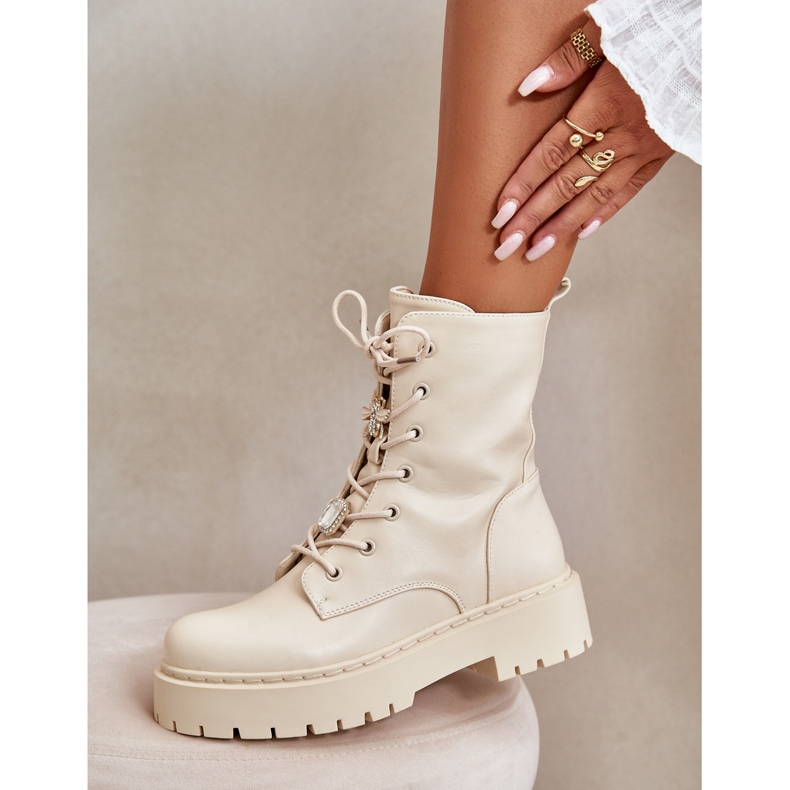Stivali da donna isolati con spille beige 1