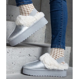 Pantofole con plateau argento decorate con pelliccia con elastico sul tallone d'argento 1