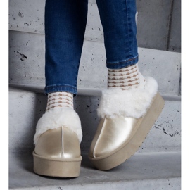 Pantofole con plateau color oro decorate con pelliccia e fascia elastica sul tallone d'oro 2