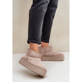 Stivali da neve isolati da donna sulla piattaforma beige 2