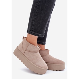 Stivali da neve isolati da donna sulla piattaforma beige 1