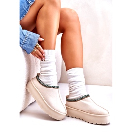 Pantofole da donna sulla piattaforma con ricamo beige leggero 2