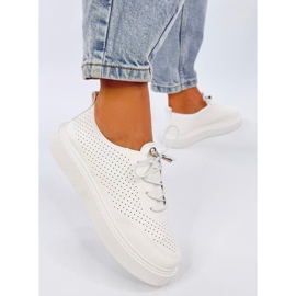 Sneakers bianche traforate realizzate in ecopelle bianco 2