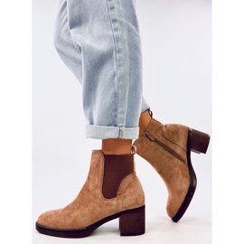 Stivaletti beige imbottiti con tacco largo 2