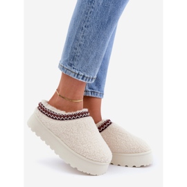 Pantofole in montone beige chiaro su plateau con pelliccia 1