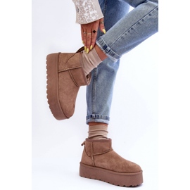 Stivali da neve in pelle scamosciata isolati con pelliccia beige 1