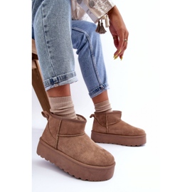 Stivali da neve in pelle scamosciata isolati con pelliccia beige 2