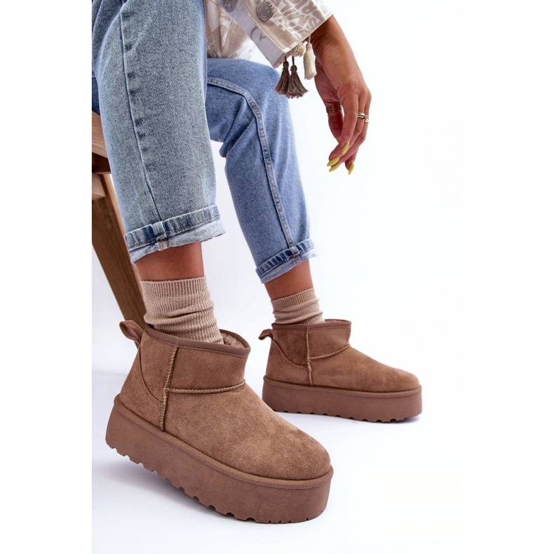 Stivali da neve in pelle scamosciata isolati con pelliccia beige 2