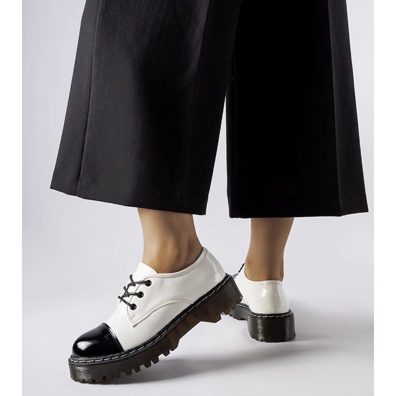 Scarpe in vernice bianca e nera 1